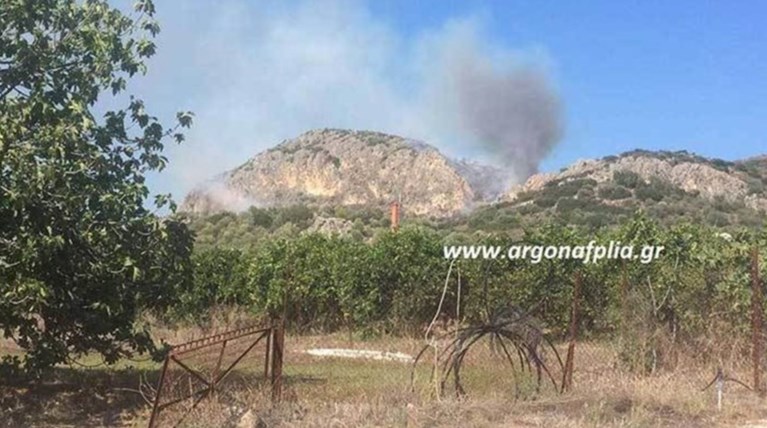Eπικίνδυνη φωτιά κοντά σε σπίτια έξω από το Ναύπλιο