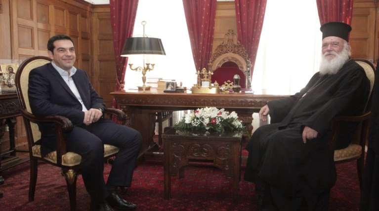 Μαξίμου κατευνάζει εκκλησία αλλά δεν κάνει πίσω στην αναγνώριση φύλου