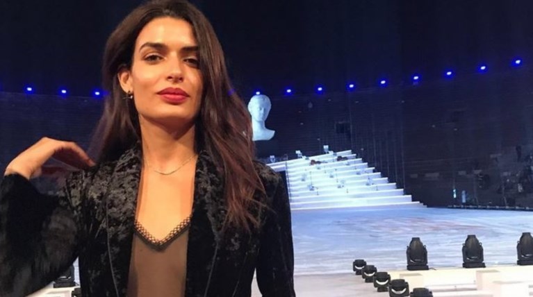 Τόνια Σωτηροπούλου: Λαμπερή εμφάνιση σε εντυπωσιακό σόου μόδας στη Βερόνα