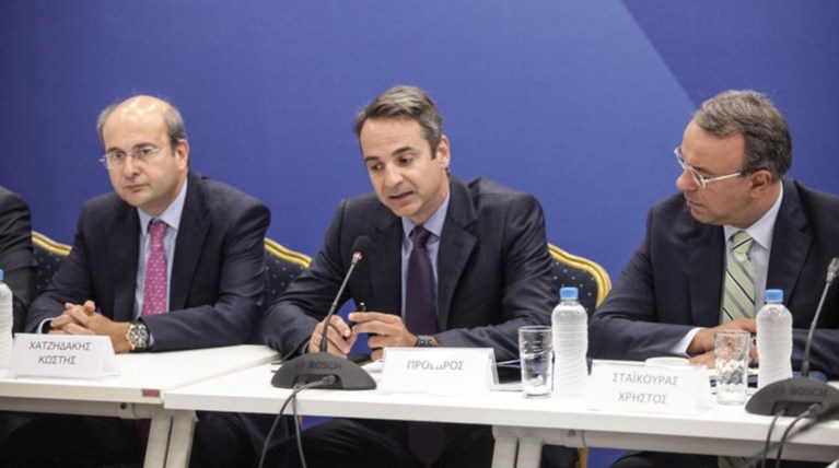 Πονοκέφαλος στη ΝΔ για τη "γαλάζια" κάμψη στις δημοσκοπήσεις