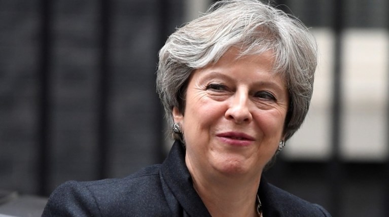 Μένουν με τη Μέι οι Βρετανοί μέχρι την ολοκλήρωση του Brexit