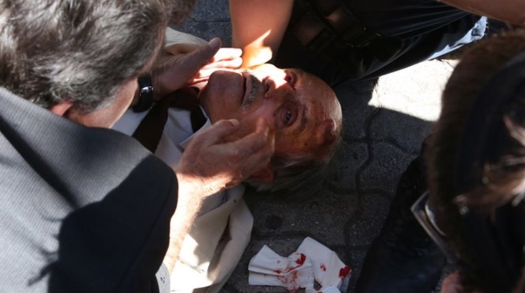 'Ανδρας των ΜΑΤ γκρέμισε από σκάλα ηλικιωμένο - φωτό-