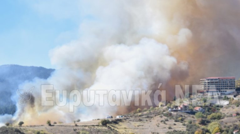 Απειλούνται σπίτια και ξενοδοχεία από τη φωτιά στο Καρπενήσι φωτό- video