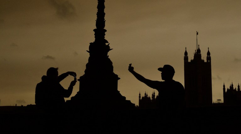 Η «Οφηλία» έβαψε κίτρινο τον ουρανό του Λονδίνου φωτό