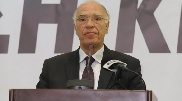 Όχι μόνο δεν παραιτήθηκε αλλα πήρε το γραφείο του Μητσοτάκη στη Βουλή
