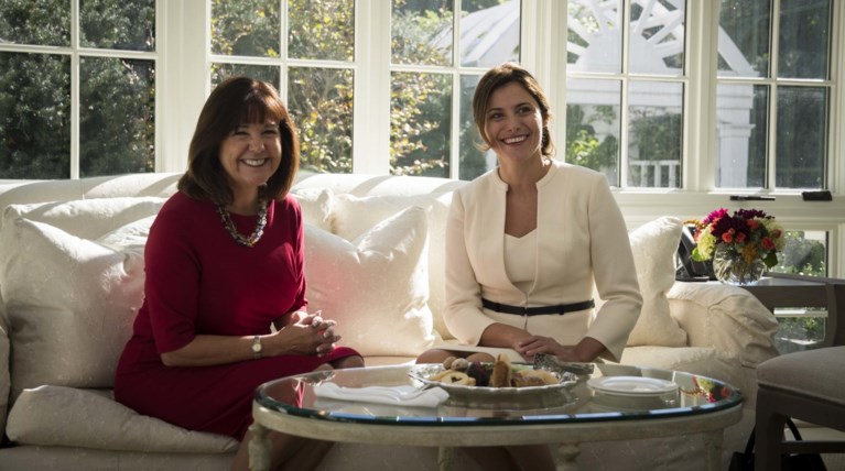 Καρέ καρέ η κομψή εμφάνιση της Μπέτυς Μπαζιάνα στο Λευκό Οίκο