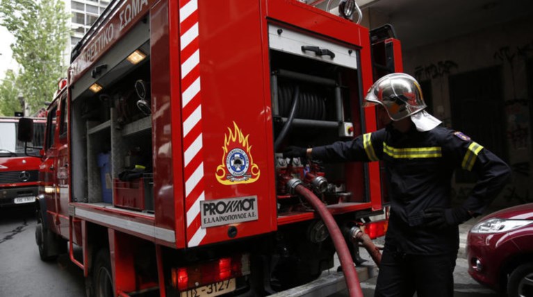 Μεγάλη φωτιά σε ακατοίκητο σπίτι στα Εξάρχεια