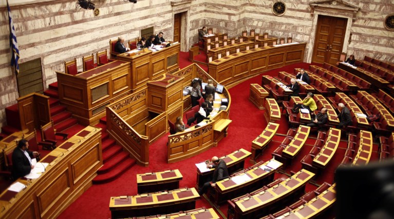 Κόντρα Σταθάκη - Σκρέκα στη Βουλή για το ταξίδι Τσίπρα στις ΗΠΑ