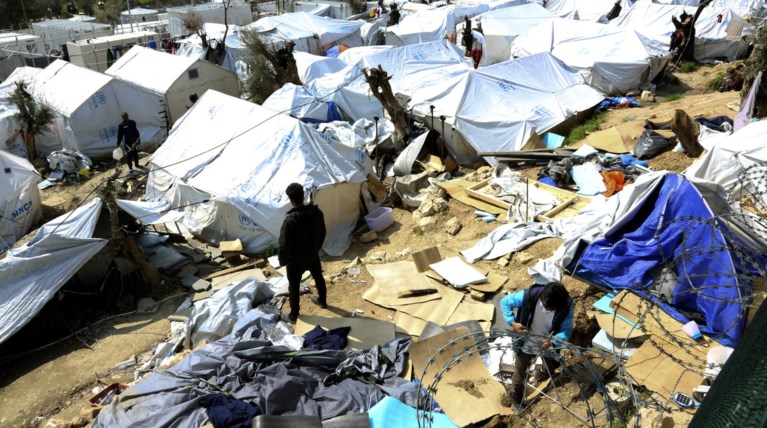 «Εκρηκτική» η κατάσταση στη Μόρια: Πάνω από 5.000 πρόσφυγες στο hotspot