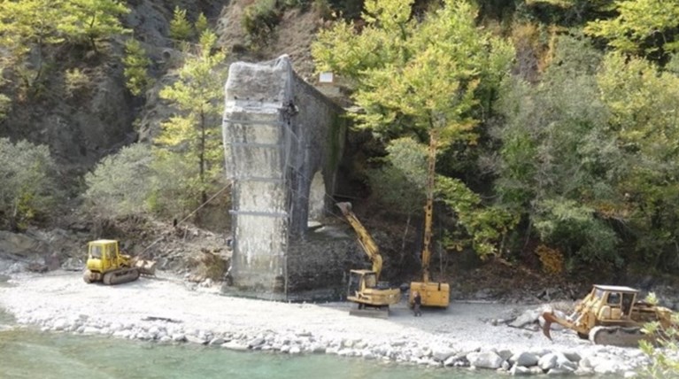 Εργασίες για τη θωράκιση του γεφυριού της Πλάκας