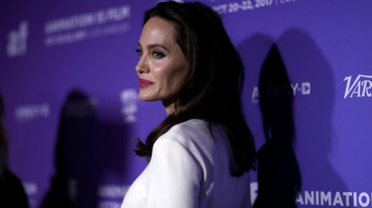 Η σοφιστικέ - σικ εμφάνιση της αιθέριας Αντζελίνας Τζολί με νέο look