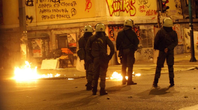 Σαββατιάτικη «ρουτίνα»: Μολότοφ στα ΜΑΤ της Χαριλάου Τρικούπη