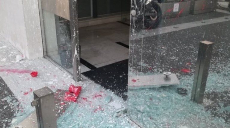 Καταδρομική επίθεση κρανοφόρων στο Εθνος- Προπηλάκισαν δημοσιογράφο