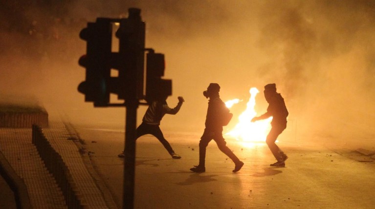 Νέες επιθέσεις κουκουλοφόρων στην Χαριλάου Τρικούπη