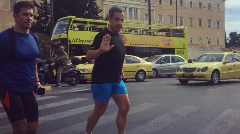 Ο Σαρκοζί έπαθε ...Τσίπρα και βγήκε για τρέξιμο στο Σύνταγμα