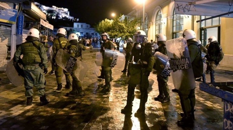 Οι κουκουλοφόροι έκαναν και ...face control πριν χτυπήσουν τους Ευέλπιδες