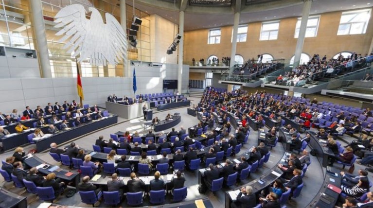 Πρεμιέρα για τη νέα γερμανική Βουλή με Σόιμπλε και ακροδεξιά