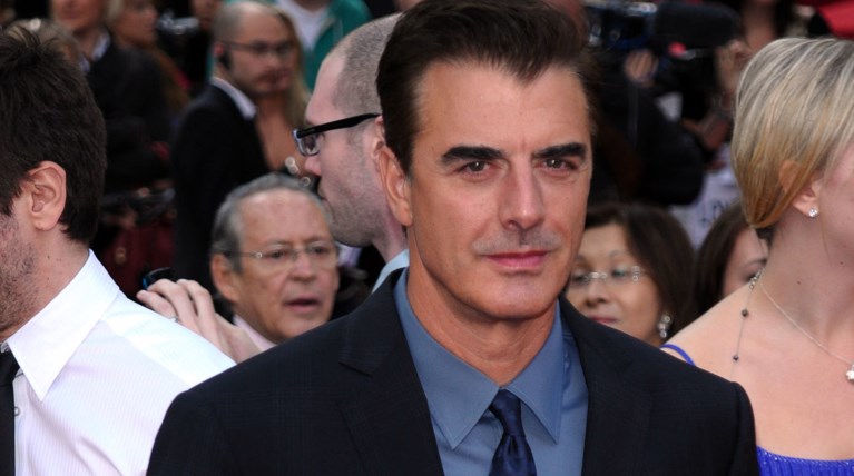 H σοκαριστική εμφάνιση του Mr Big: Με μπαστούνι και άσπρα μαλλιά [Εικόνες]