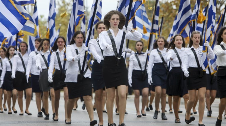 Οι μαντήλες, οι στολές, οι ενδυματολογικές επιλογές και η Ελένη Λουκά
