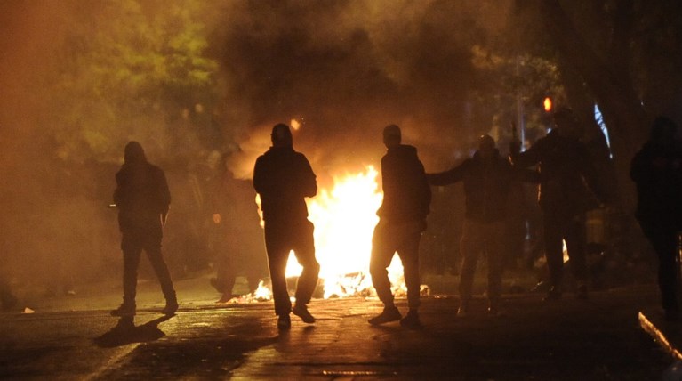 Και νέο σόου επιθέσεων στα Εξάρχεια: Μολότοφ στο τρίγωνο των επιδρομών