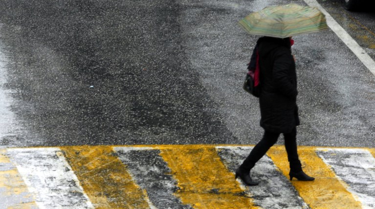 Συννεφιά με τοπικές βροχές και πτώση της θερμοκρασίας