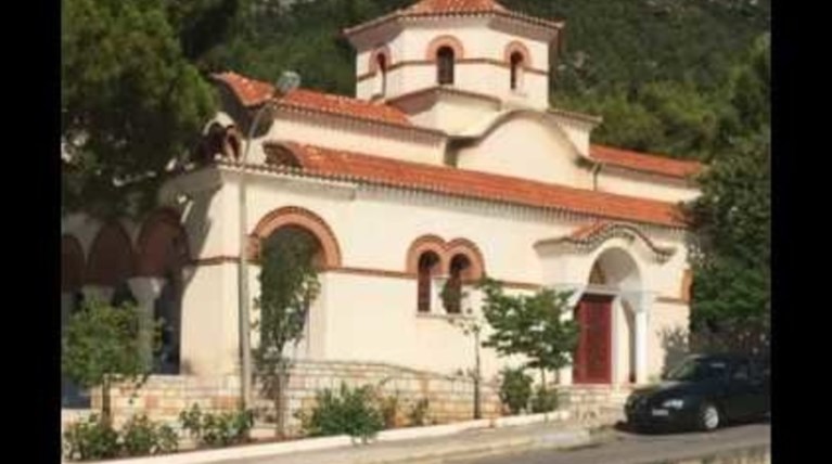 Υπουργός βάφτισε τον γιο του κρυφά σε ...νεκροταφείο