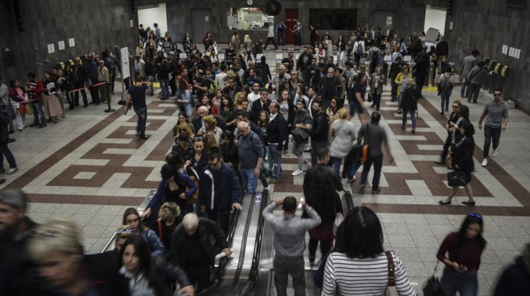 Ταλαιπωρία για το νέο εισιτήριο, «σύνηθες» λέει ο υπουργός