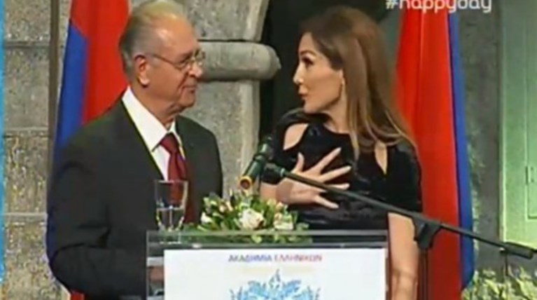 Επική γκάφα: Βράβευσαν τη Βανδή αλλά την φώναξαν στη σκηνή ως Αννα Βίσση