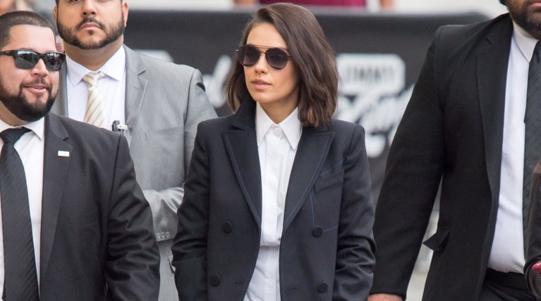 Μίλα Κούνις: Τολμηρό street style με κόκκινες δερμάτινες μπότες 1.160€