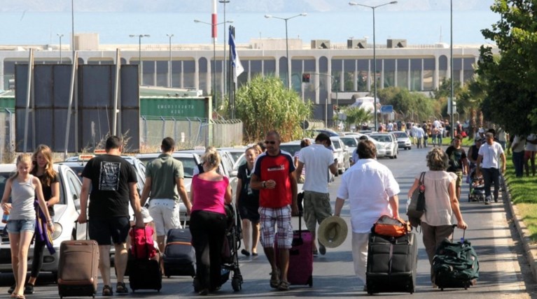 Οι ουρές επιβατών έφτασαν έξω από το αεροδρόμιο Ηρακλείου (φωτογραφίες)