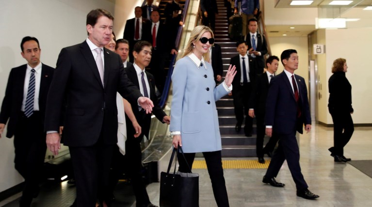 Η Ιβάνκα Τραμπ μόλις προσγειώθηκε στο Τόκιο με απίθανο φλατ παπούτσι