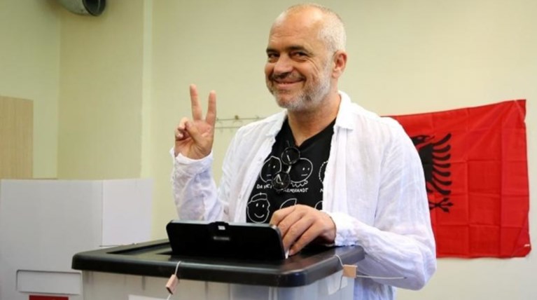 Σάλος στην Αλβανία: Εφημερίδα υποστηρίζει ότι ο Ράμα είναι... σχιζοφρενης