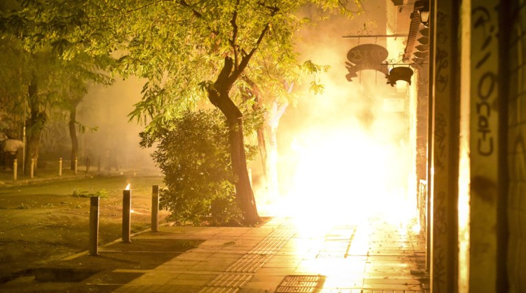 Σαββατιάτικη «ρουτίνα» με «βροχή» μολότοφ στα Εξάρχεια