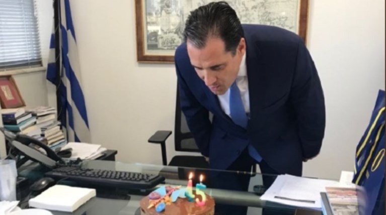Η τούρτα για τα γενέθλια του Άδωνι και οι "ευχές" Πολάκη [φωτό]