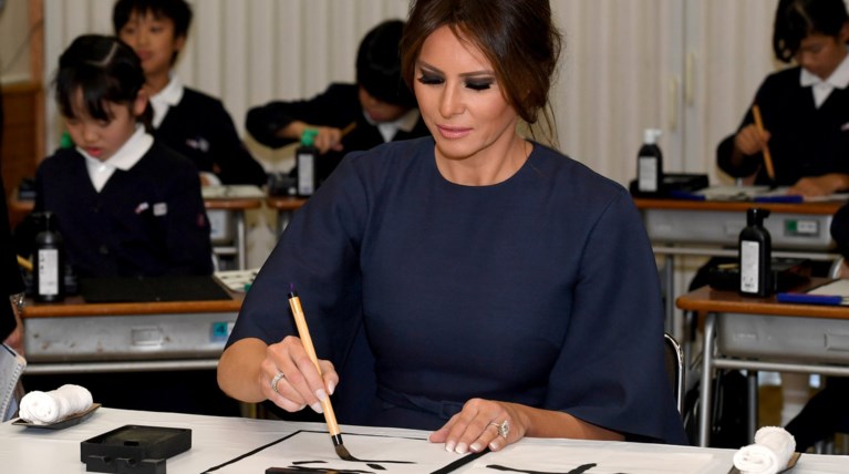 Η καλή μαθήτρια Μελάνια μαθαίνει κινέζικη καλλιγραφία [εικόνες]