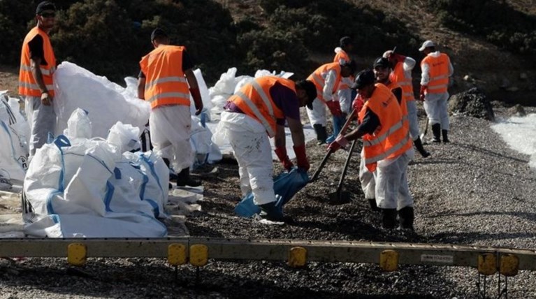 Ξεκινά η διαδικασία αποζημιώσεων από τη ρύπανση του Σαρωνικού