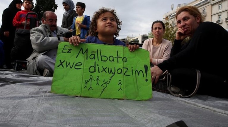 Μετανάστες στην Αθήνα: «Μama Merkel, open the doors!»