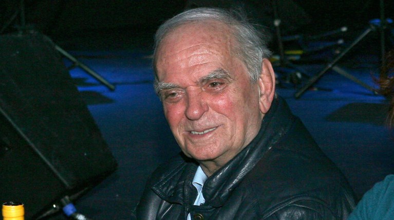 Oι απόφοιτοι του ιστορικού Β΄ Γυμνασίου Αθηνών τιμούν τον Λ. Παπαδόπουλο