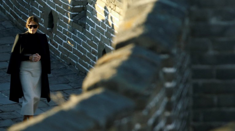 Η Μελάνια Τραμπ έβγαλε τα 12ποντα: Η ασυνήθιστη εμφάνισή της [Εικόνες]