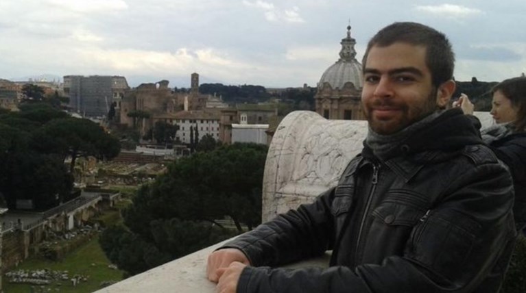 Ο γιος του Κουφοντίνα κέρασε γλυκά τους δημοσιογράφους- βίντεο