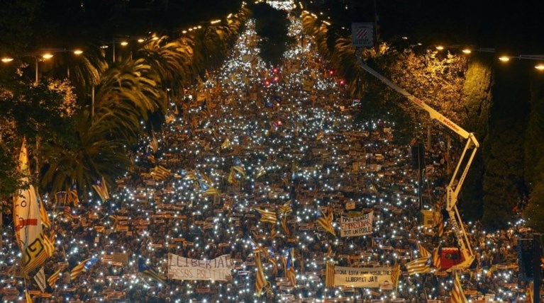 Εκατοντάδες χιλιάδες άνθρωποι στους δρόμους της Βαρκελώνης
