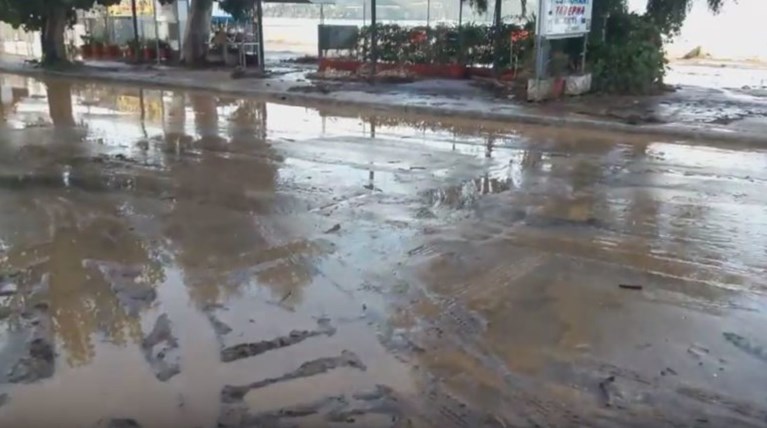 Τόνοι λάσπης από τις πλημμύρες στην Ηγουμενίτσα (Βίντεο)