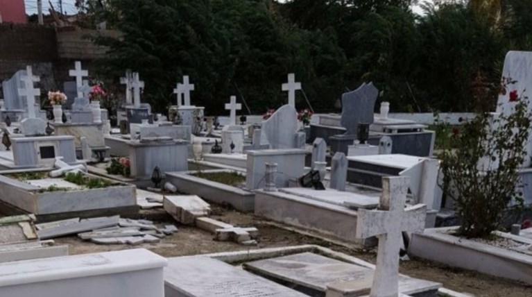 Απίστευτες καταστροφές στο νεκροταφείο Λευκίμμης από ανεμοστρόβιλο [φωτο]