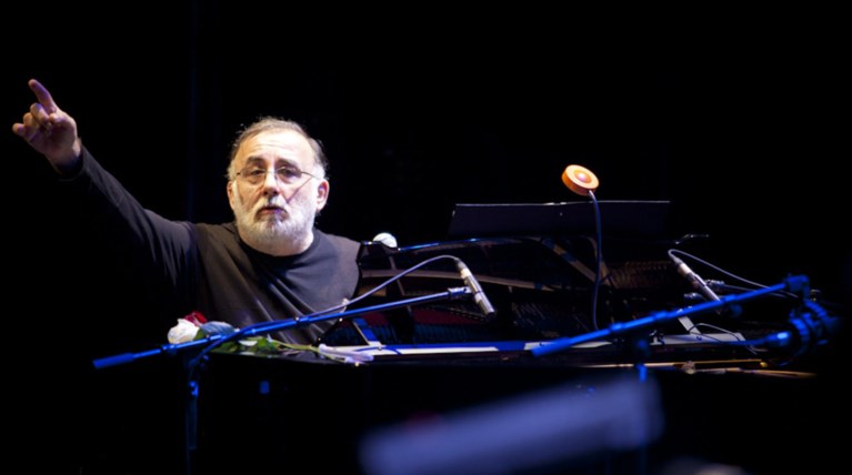 Ο Θάνος Μικρούτσικος εγκαινιάζει τη νέα σειρά συναυλιών Cosmos στο ΚΠΙΣΝ