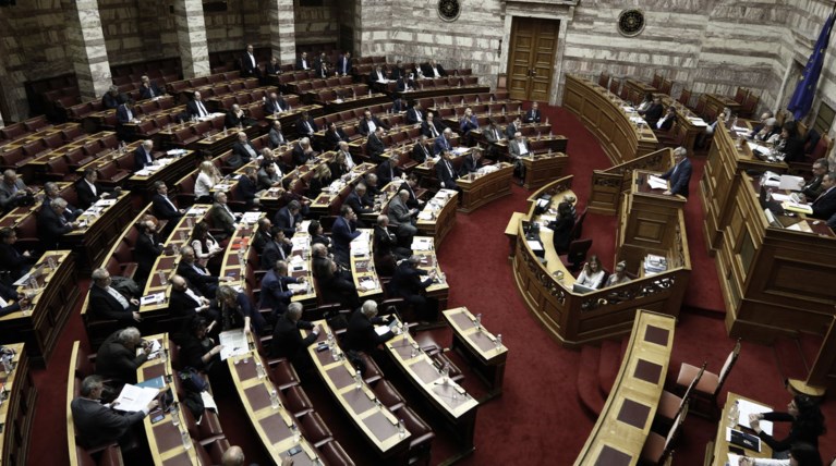 Αναβάλλεται η συζήτηση και ψήφιση του κοινωνικού μερίσματος
