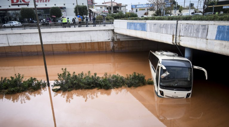Πλημμύρες: H συγκλονιστική μαρτυρία μιας επιβάτιδας του ΚΤΕΛ