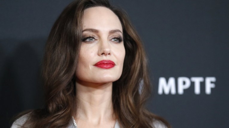 Τζολί: Οποιος κακοποιεί τις γυναίκες δεν είναι υπερσεξουαλικός. Είναι...