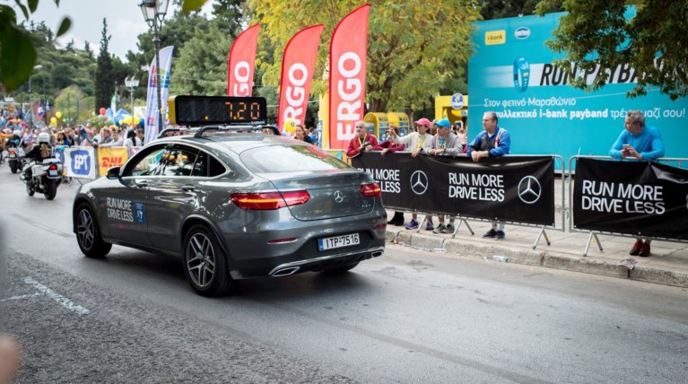 Γιατί η Mercedes λέει Run More, Drive Less;