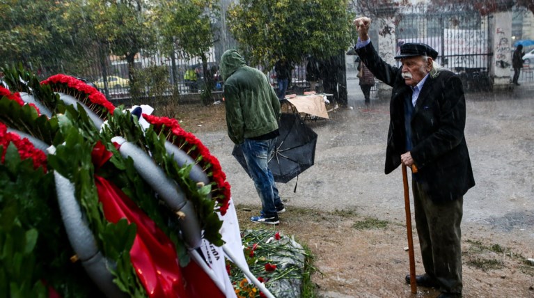 Συγκλονίζει ο Γλέζος - Υπό καταρρακτώδη βροχή στο Πολυτεχνείο