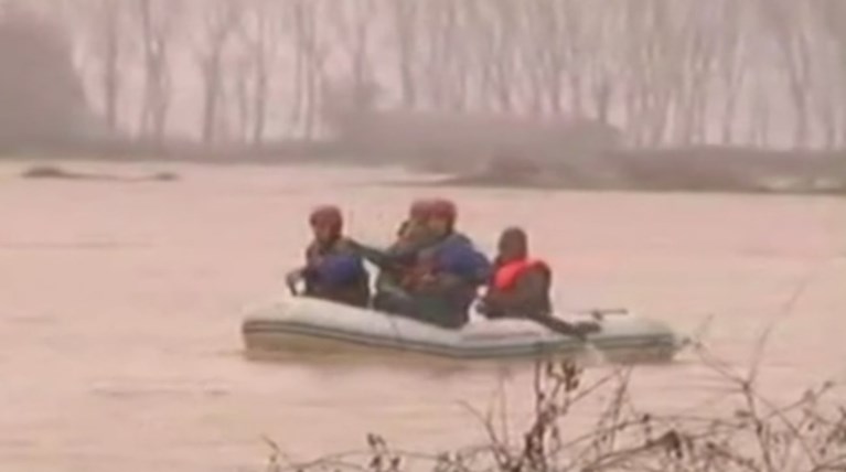 Δραματική διάσωση με...βάρκα σε χωράφια στην Πιερία - Βίντεο